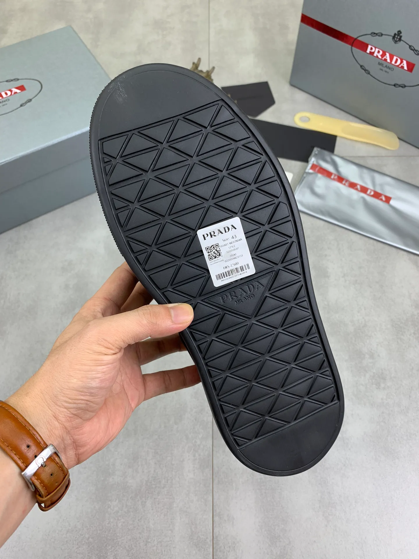 Men's shoes 💰P580 new (higher version) new models are available at PRADA counters simultaneously, new men's shoes, 😘 fabrics are selected from original calfskin. First layer of imported silk cowhide lining. The original version is awesome! 👍🏿Original open-molded non-slip PU outsole, with exquisite lines, simple and elegant, super comfortable and classy on foot, suitable for leisure travel. Code number: 38 to 44 (45 customized) 4️⃣ colors available